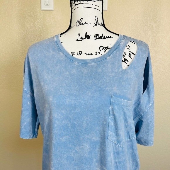 7 for all mankind  light blue tee women  distressed front pocket tee size M boho - Picture 8 of 13